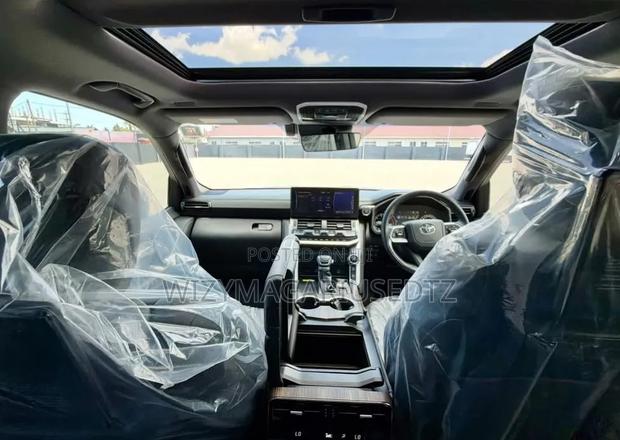 Toyota Land Cruiser LC300 2023 Silver