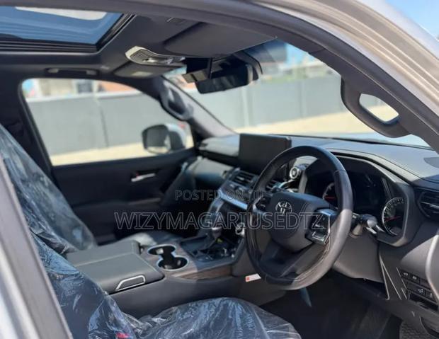 Toyota Land Cruiser LC300 2023 Silver