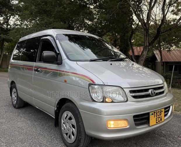 Toyota Noah 2.0 AWD (8 Seater) 2002 Silver