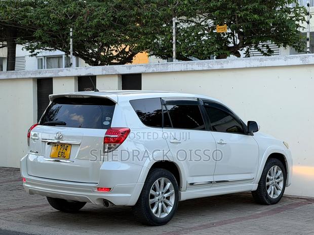 Toyota Vanguard 2011 White