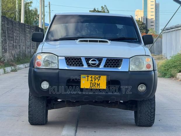 Nissan Hardbody 2019 White