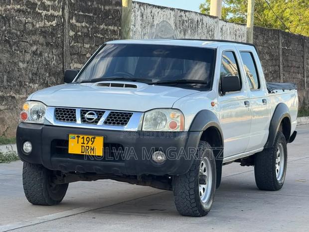 Nissan Hardbody 2019 White