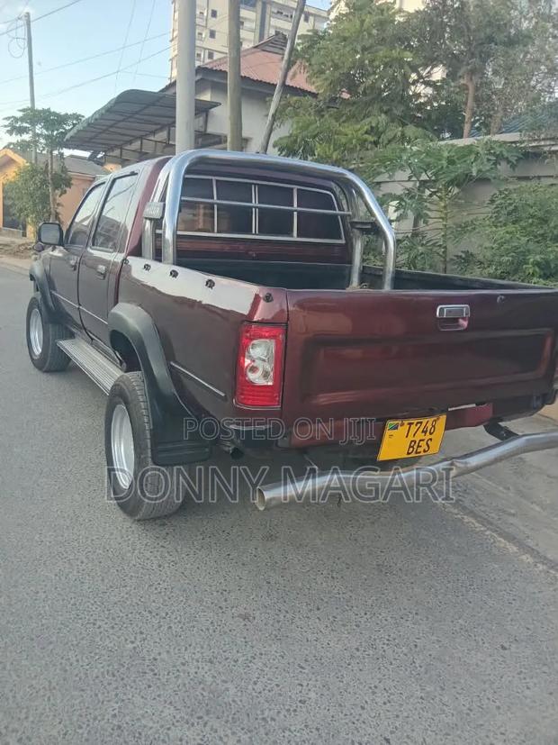 Toyota Hilux 2004 Brown