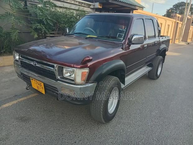 Toyota Hilux 2004 Brown