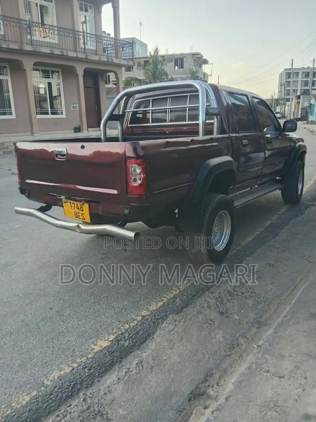 Toyota Hilux 2004 Brown