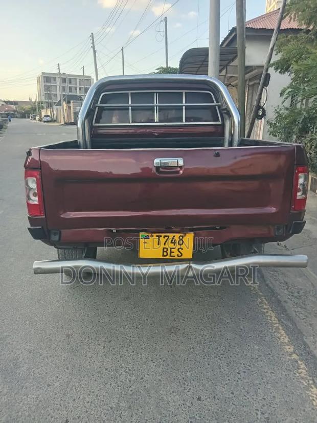 Toyota Hilux 2004 Brown