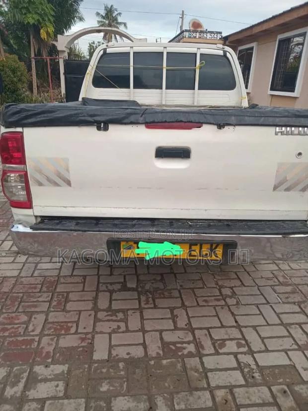 Toyota Hilux 2011 White