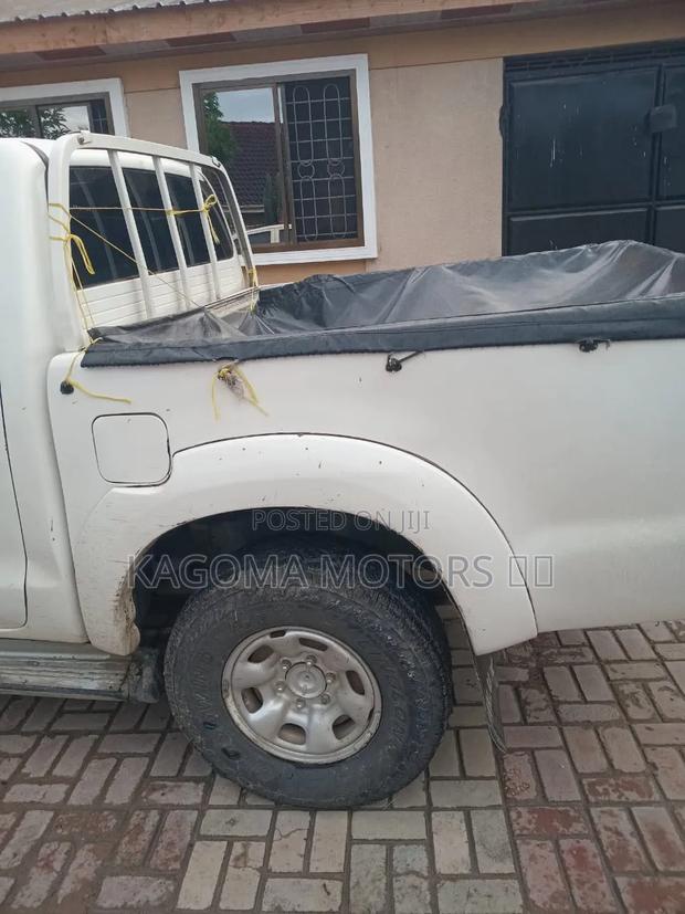 Toyota Hilux 2011 White