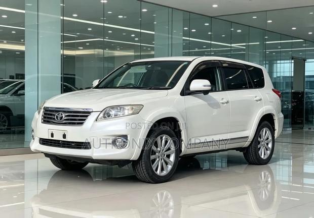 Toyota Vanguard 2011 Off white
