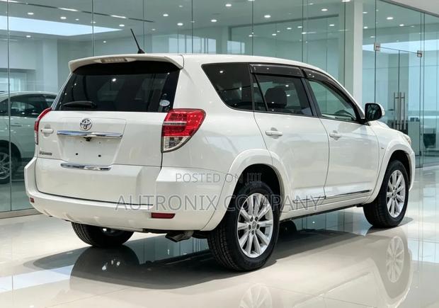 Toyota Vanguard 2011 Off white