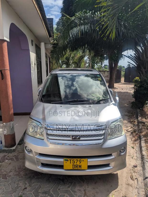 Toyota Noah 2005 Silver