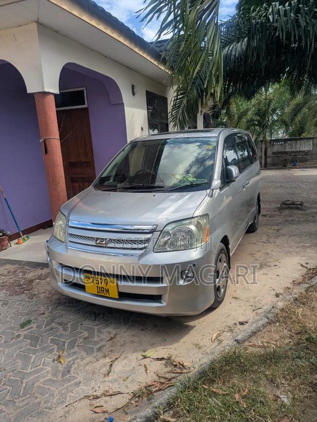 Toyota Noah 2005 Silver