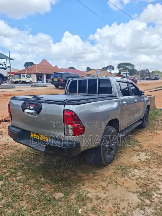 Toyota Hilux 2016 Gray