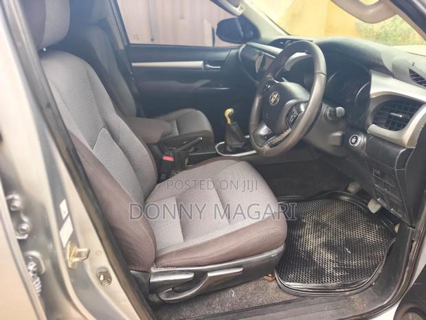 Toyota Hilux 2016 Gray