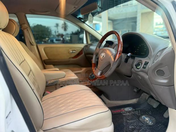Toyota Harrier 2001 White