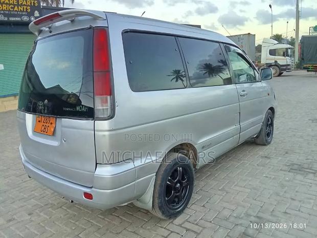 Toyota Noah 2001 Silver