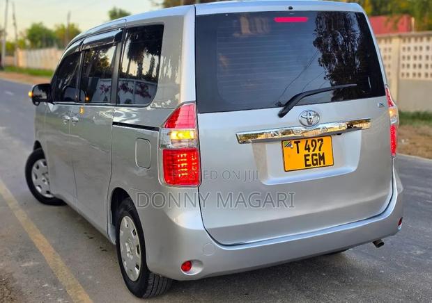 Toyota Noah 2008 Silver