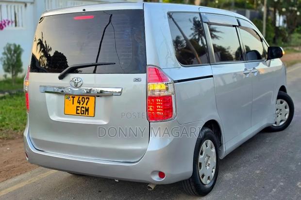 Toyota Noah 2008 Silver