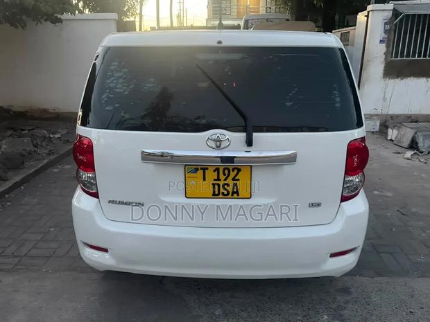 Toyota Corolla Rumion 2009 White