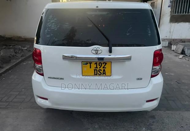 Toyota Corolla Rumion 2009 White