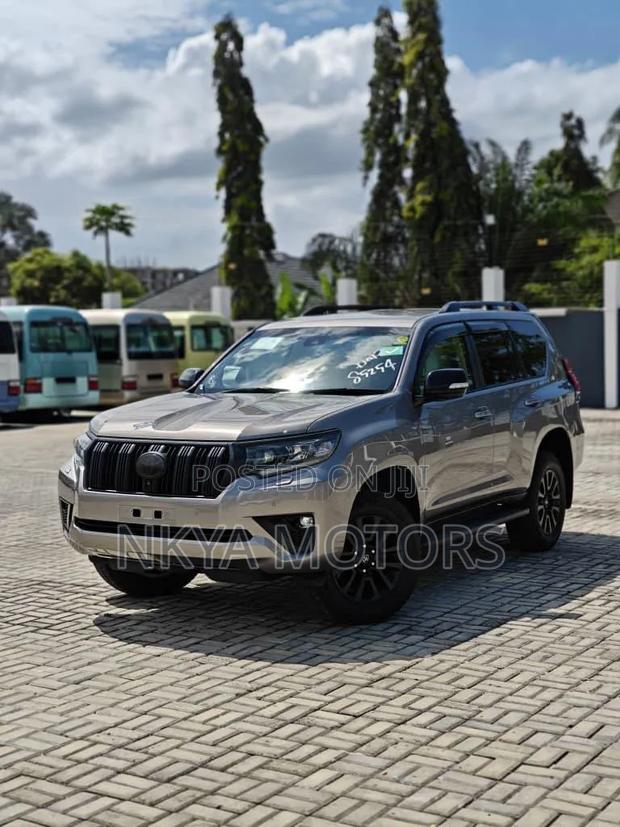 Toyota Land Cruiser Prado 2023 Gray