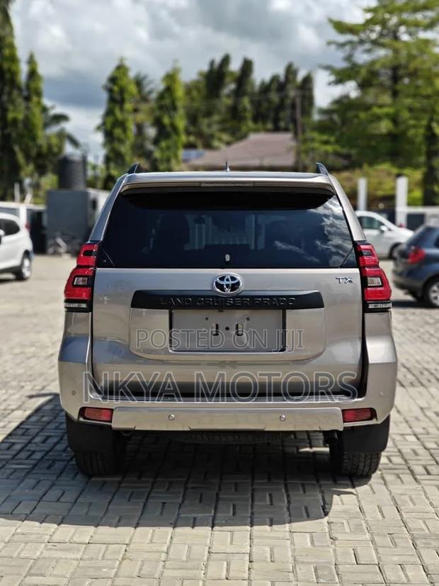 Toyota Land Cruiser Prado 2023 Gray