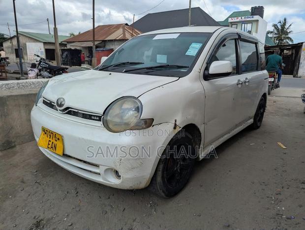Toyota Sienta 2013 White