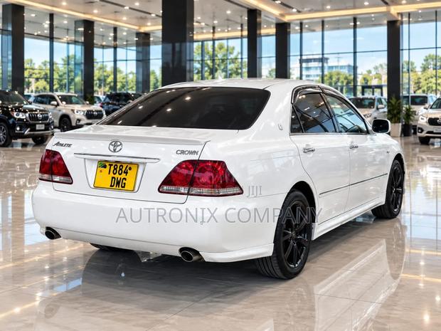 Toyota Crown 2006 White