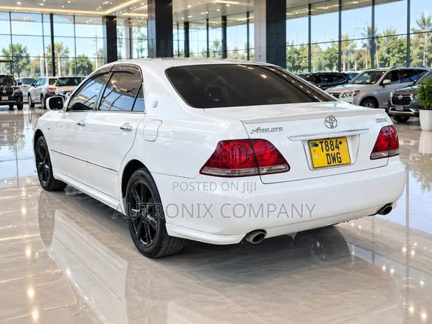 Toyota Crown 2006 White