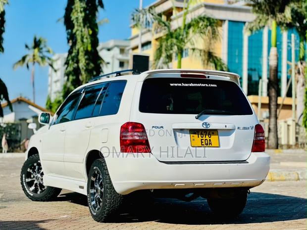 Toyota Kluger 2002 White