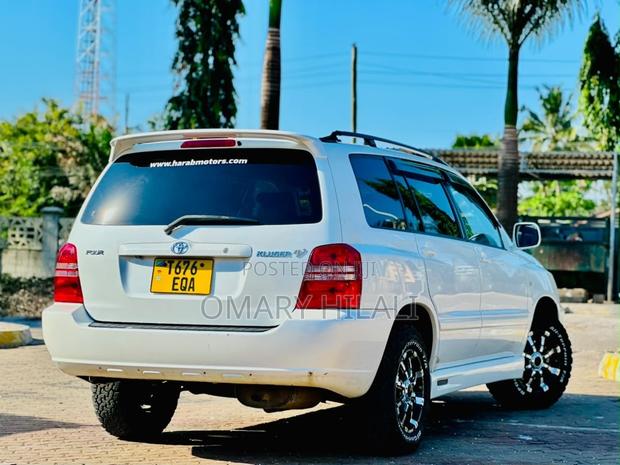 Toyota Kluger 2002 White