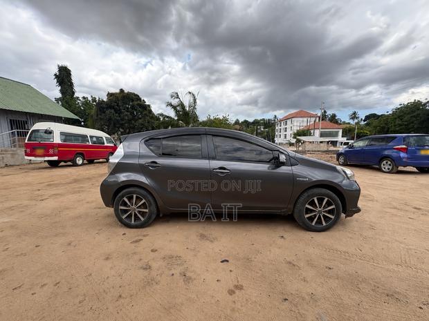 Toyota Aqua 2012 Gray