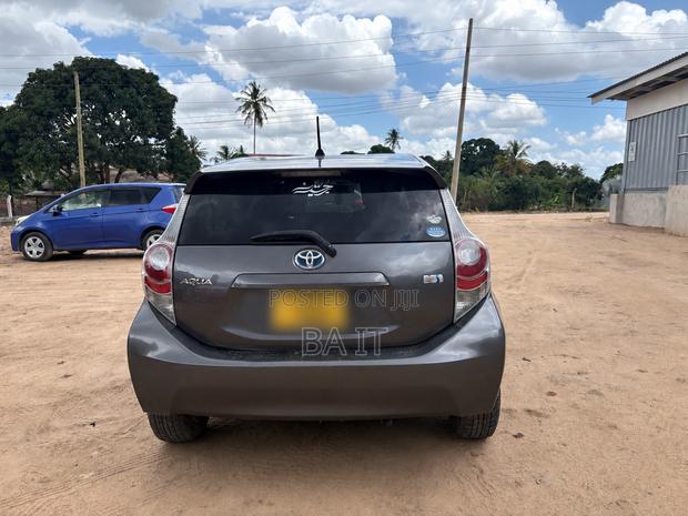 Toyota Aqua 2012 Gray