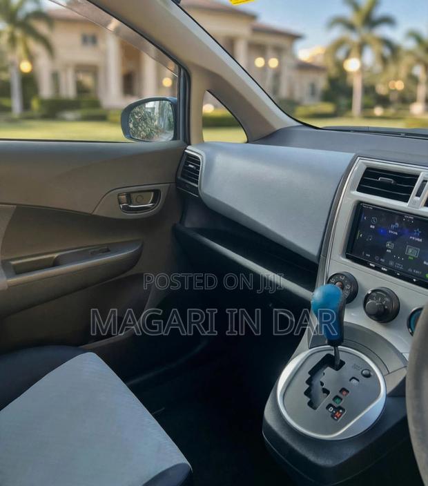 Toyota Ractis 2010 Blue