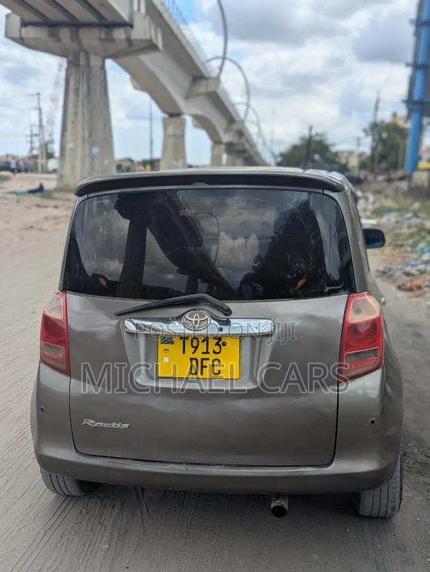 Toyota Ractis 2005 Gray