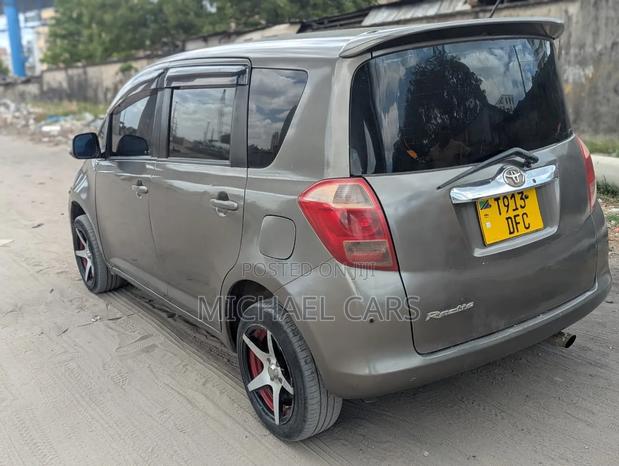Toyota Ractis 2005 Gray