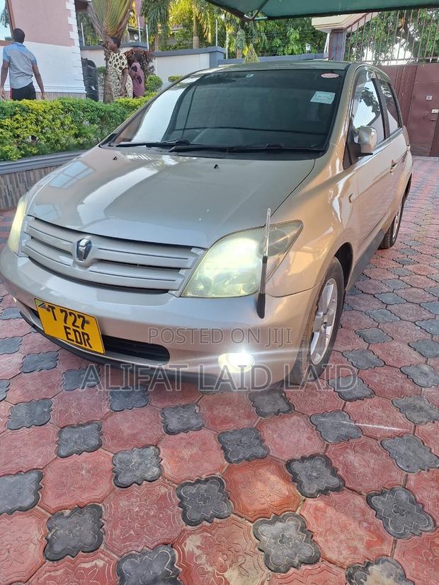 Toyota IST 2005 Brown