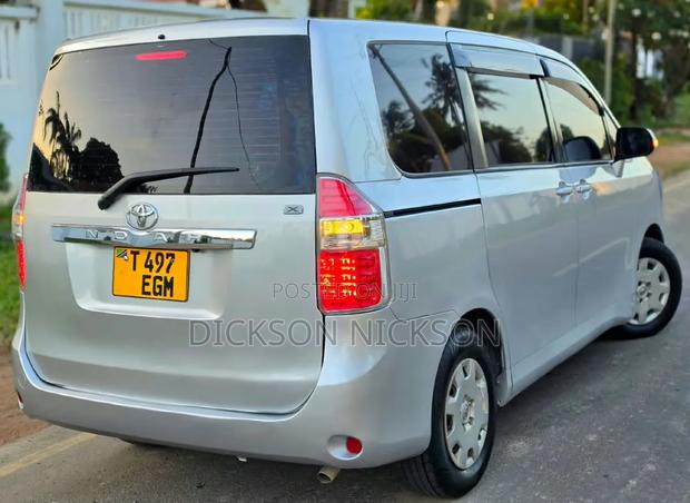 Toyota Noah 2.0 143hp AWD (8 Seater) 2010 Silver