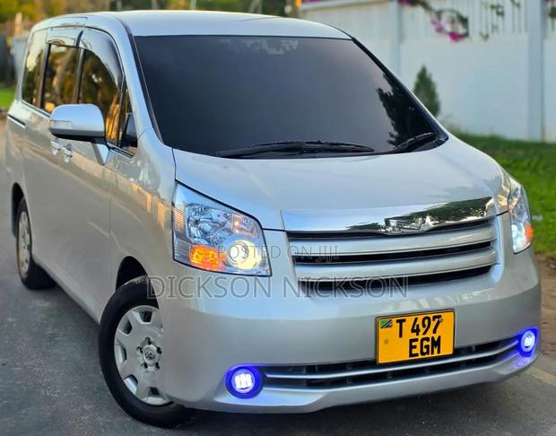 Toyota Noah 2.0 143hp AWD (8 Seater) 2010 Silver