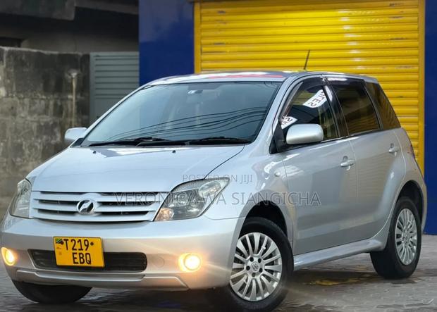 Toyota IST 2005