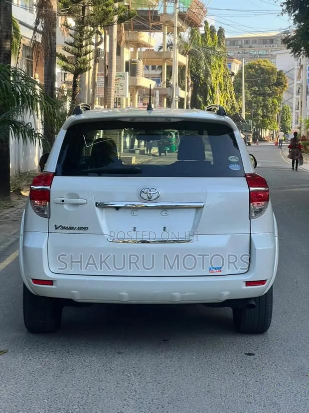 Toyota Vanguard 2011 White
