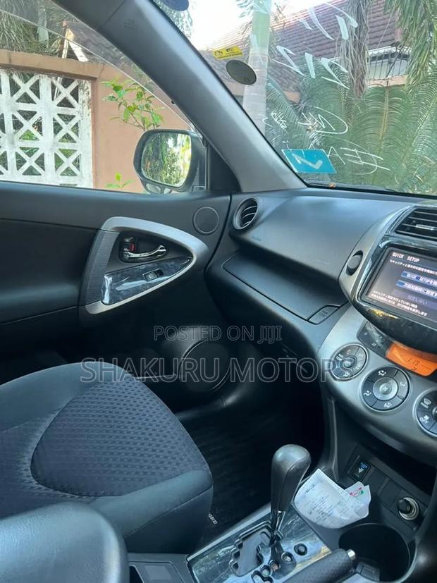 Toyota Vanguard 2011 White