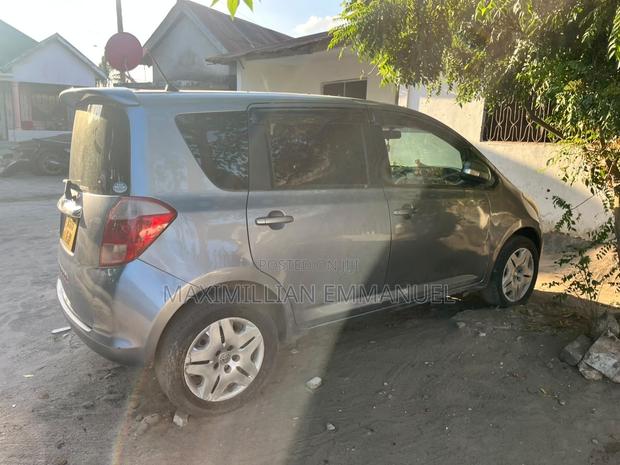 Toyota Ractis 2011 Gray