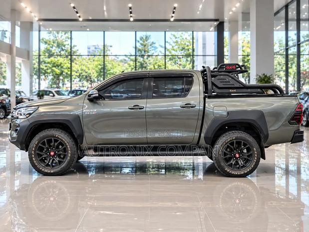 Toyota Hilux 2023 Gray
