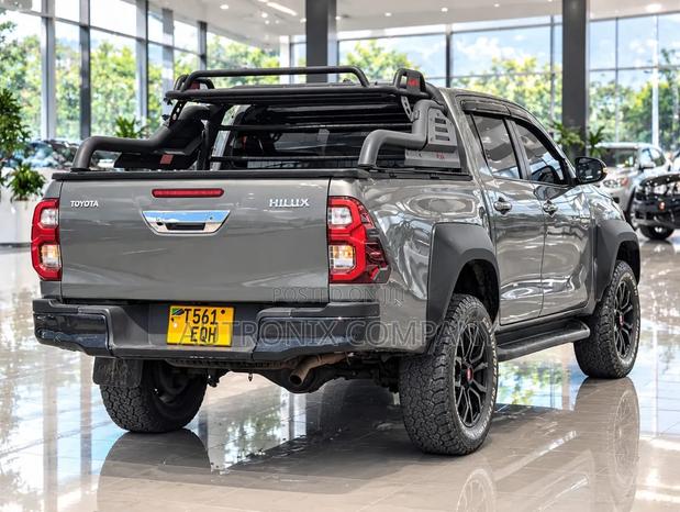 Toyota Hilux 2023 Gray