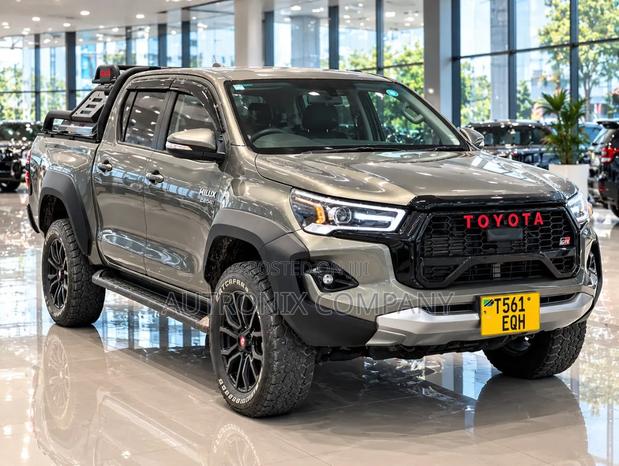 Toyota Hilux 2023 Gray