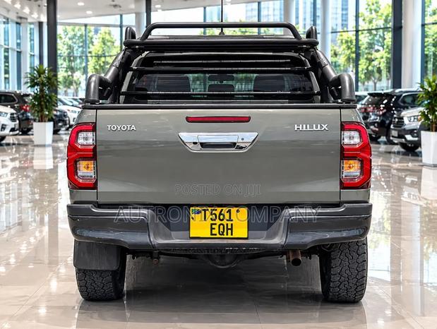 Toyota Hilux 2023 Gray