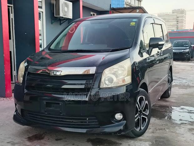 Toyota Noah 2010 Black
