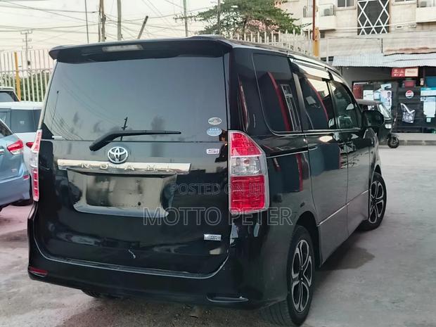 Toyota Noah 2010 Black