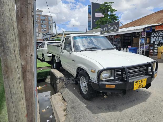 Toyota Hilux 2003 White
